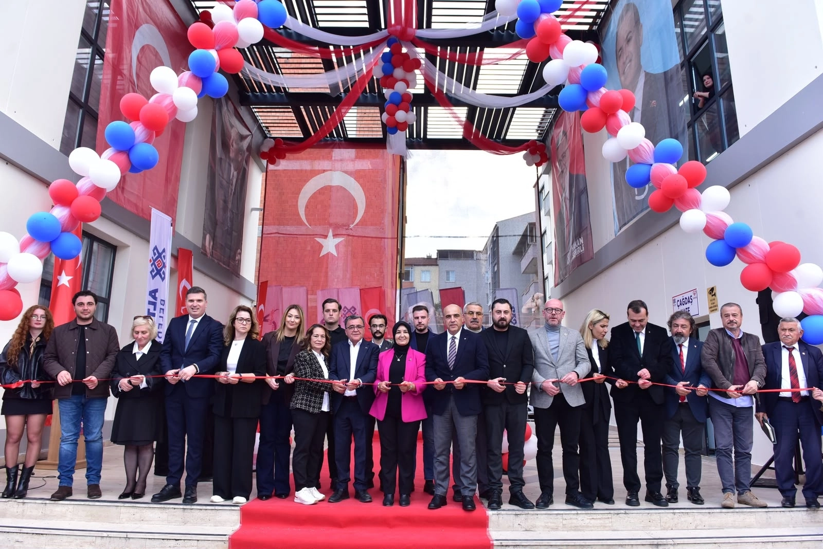  ALTIEYLÜL’DE SOSYAL BELEDİYECİLİĞİN  YENİ ADRESİ KAPILARINI AÇTI