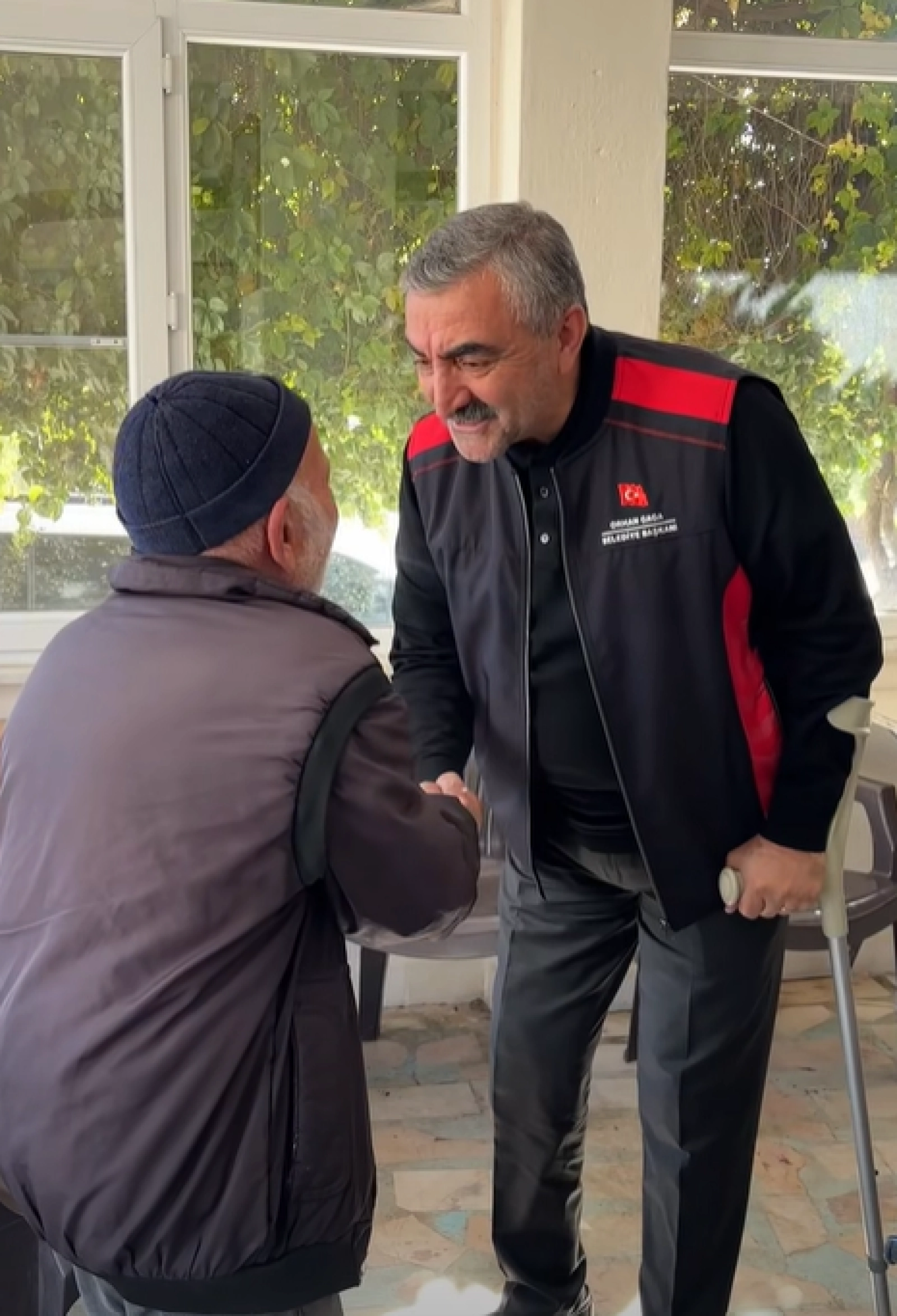 ELİNDE BASTON  GÖNLÜNDE BALYA SEVGİSİ