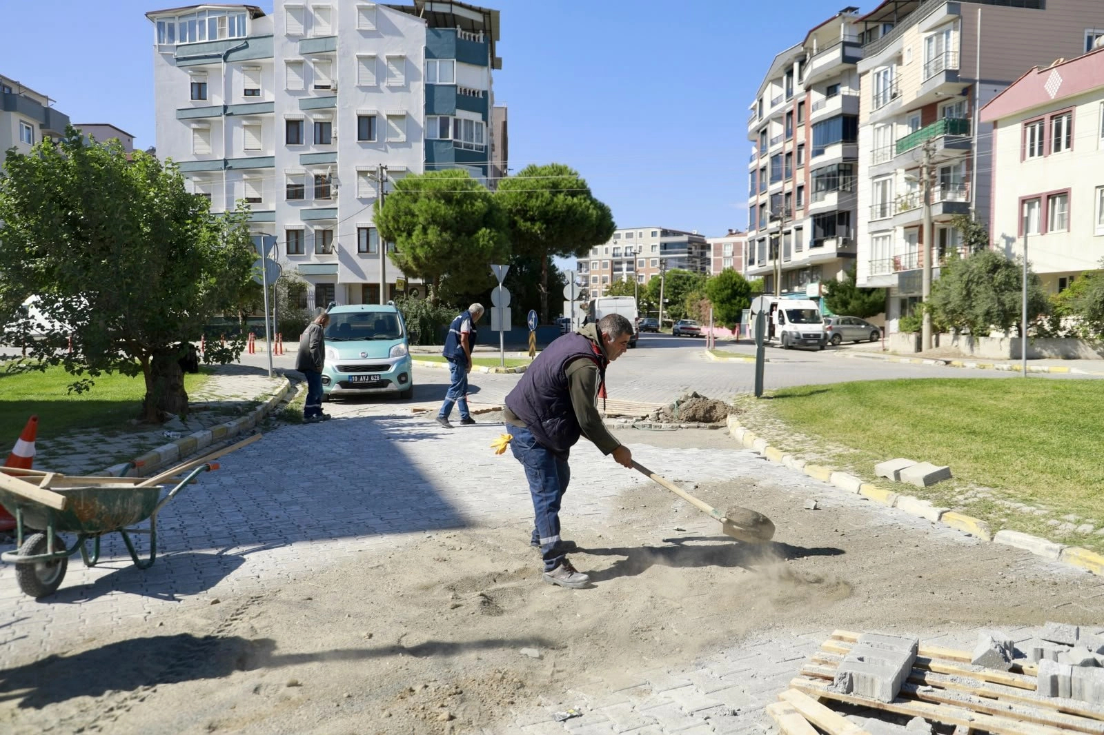  BURHANİYE’DE FEN İŞLERİ EKİPLERİ SAHADA ÇALIŞMALARINI SÜRDÜRÜYOR
