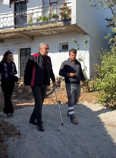 ELİNDE BASTON  GÖNLÜNDE BALYA SEVGİSİ