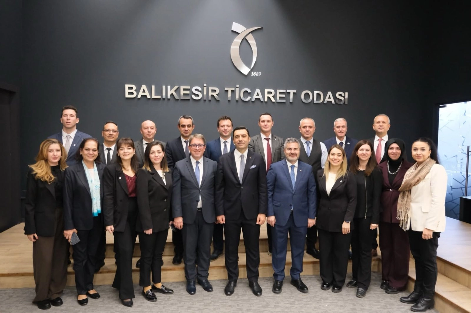 RAKİPSİZ BAŞKAN
