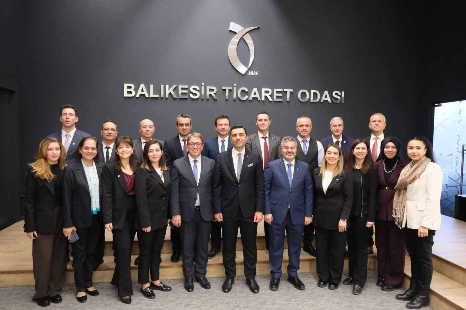 RAKİPSİZ BAŞKAN